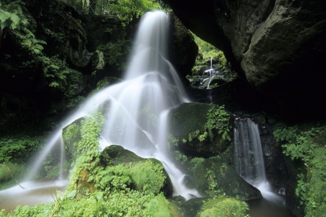Rodinný penzion Lichtenhainer Wasserfall  se nachází přímo u vodopádu v Křinickém údolí (Kirnitzschtal) a patří k vyhledávaným turistickým atraktivitám Saského Švýcarska. 